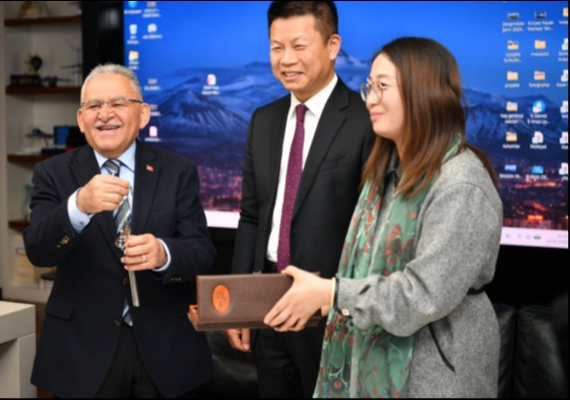 BA�KAN B�Y�KKILI�, YERL� VE YABANCI YATIRIMCILARI A�IRLADI