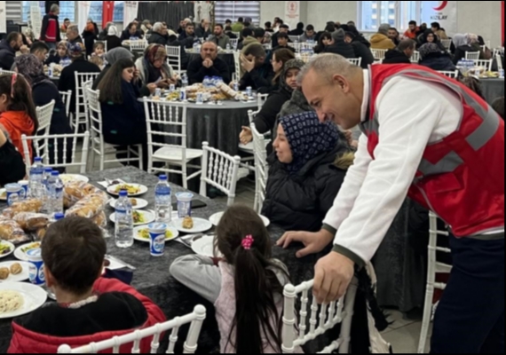 Ramazan��n Bereketi Vak�f Sofralar�nda Ya�at�l�yor