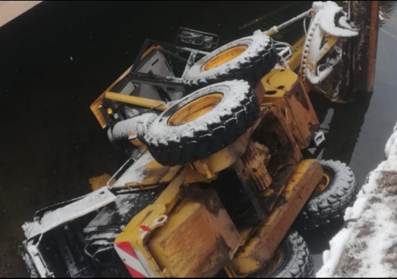 Kar k�reme �al��mas� yapan i� makinas� su kanal�na d��t�: 1 yaral�