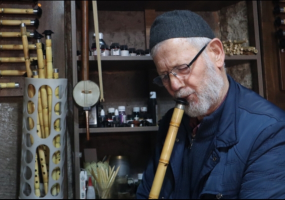 Okudu�u beyitten etkilenerek ba�lad��� neyi 40 y�ld�r �fl�yor