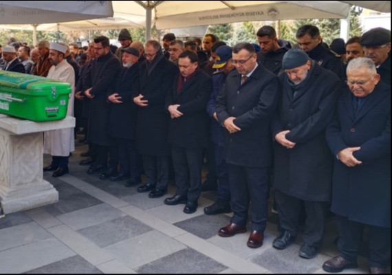 Ba�kan �olakbayrakdar��n hayat�n� kaybeden babas� son yolculu�una u�urland�