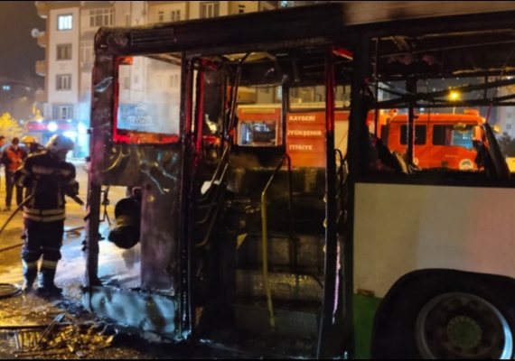 Kayseri'de seyir halindeki �zel halk otob�s� yand�