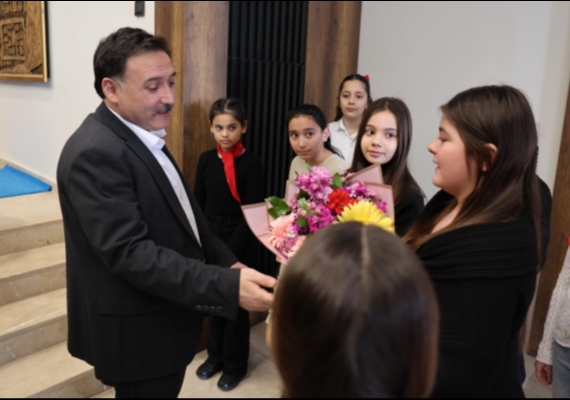 Vali �i�ek, �stiklal Mar�� yar��mas�n�n birincileriyle bulu�tu