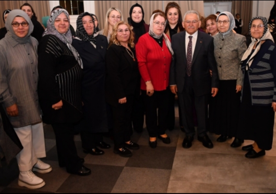 BA�KAN B�Y�KKILI�, E�� DR. NECM�YE B�Y�KKILI� �LE �KADINA VEFA� �FTAR PROGRAMINA KATILDI