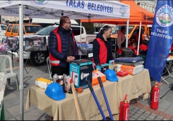 DEPREME KAR�I B�L�N� TALAS�TAN MEYDANA TA�INDI