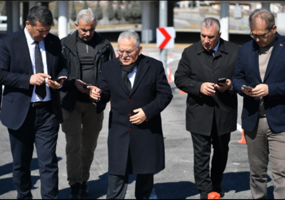 BA�KAN B�Y�KKILIǒTAN M�JDE: �KARTAL KAV�A�I ALTERNAT�F YOLUMUZU TRAF��E A�TIK�