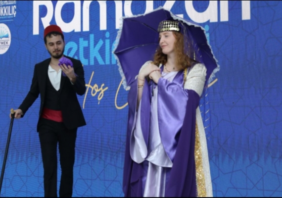 B�Y�K�EH�R 11 �L�EDE RAMAZAN CO�KUSU YA�ATTI: 10 B�N �OCUK AYNI SEV�N�TE BULU�TU