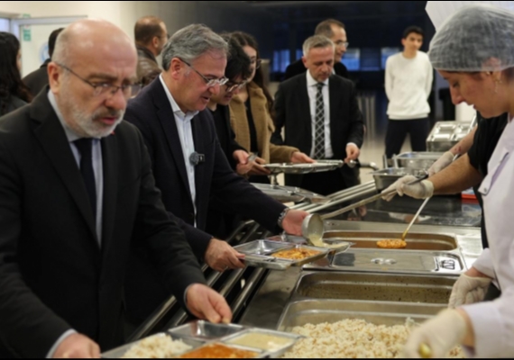 BA�KAN �ZDO�AN, KAY� ��RENC�LER�YLE �FTAR SOFRASINDA BULU�TU