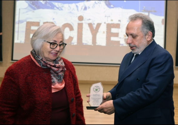 �LM�YE BERGMAN BELGESEL� TALAS�TA DUYGU DOLU ANLARA SAHNE OLDU