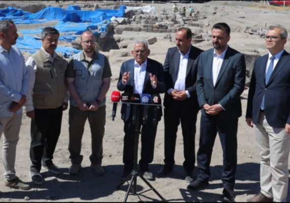 BA�KAN B�Y�KKILIǒTAN TAR�H� M�JDE: MOZA�KL� YAPI ��REN YERݔ �LAN ED�LD�