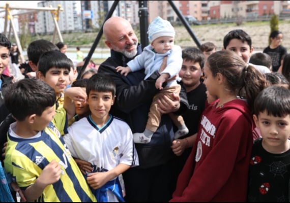 KOCAS�NAN�DA TOPRAKLA B�Y�YEN �OCUKLAR DAHA MUTLU