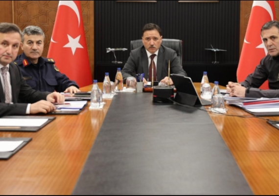 Vali �i�ek ve beraberindeki heyet �Okul G�venli�i� toplant�s�na kat�ld�