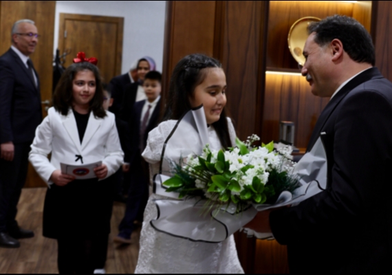 Vali �i�ek�in makam� 23 Nisan�da �ocuklara emanet