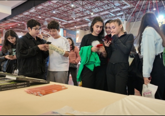 B�Y�K�EH�R��N �K�LT�R STANDI�, 8. KAYSER� K�TAP FUARI�NA RENK KATIYOR