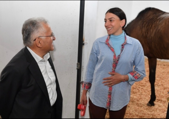 BA�KAN B�Y�KKILI�, B�N�C�L�KTE FEDERE STAT�YE KAVU�AN TES�S� YER�NDE �NCELED�