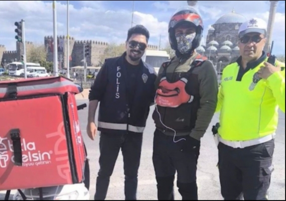 Polis, bo�az�na cisim ka�an kuryeyi Heimlich manevras� ile kurtard�