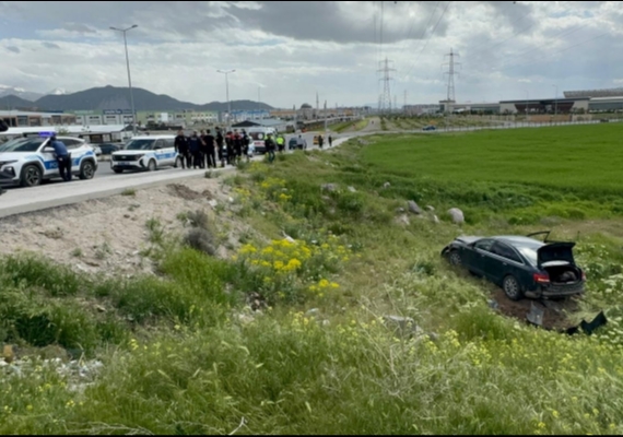 Polisten ka�an ehliyetsiz s�r�c� otomobiliyle �arampole yuvarlan�nca yakaland�