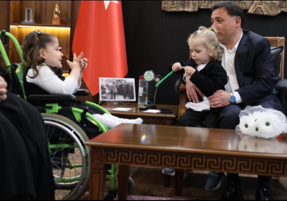 Vali �i�ek�ten engelli birey R�veyda Tan�� ve ailesini makam�nda kabul etti