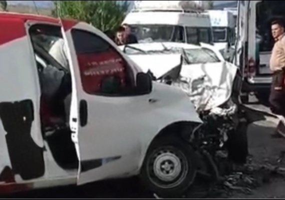 Yahyal��da Hafif Ticari Ara� �le Otomobil �arp��t�: 1 �l�, 2 Yaral�