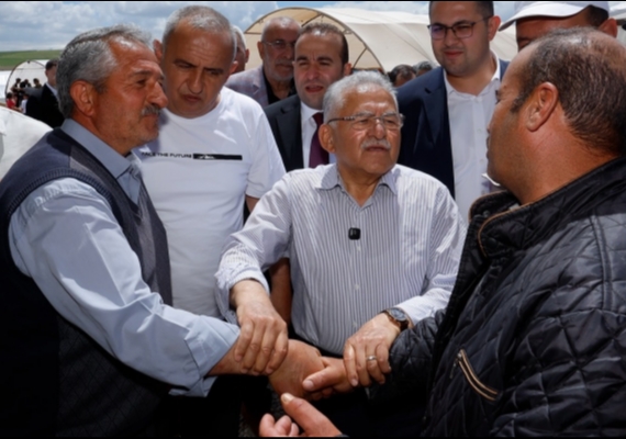 BA�KAN B�Y�KKILI�, ERK�LET KURBAN PAZARI�NDA SIKI PAZARLI�A KATILDI