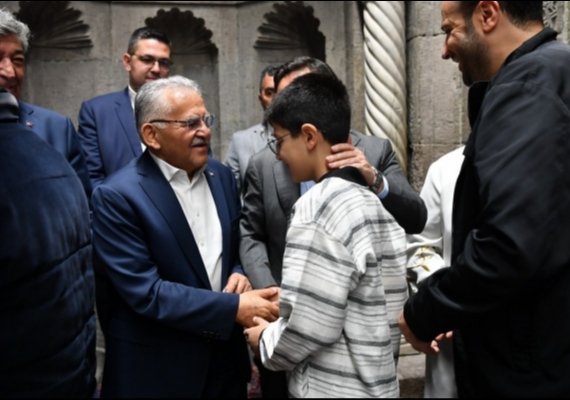 BA�KAN B�Y�KKILI�, BAYRAM SABAHINDA VATANDA�LARLA BAYRAMLA�TI