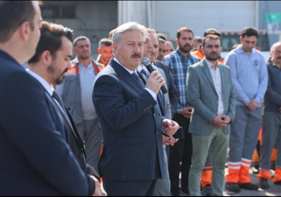 BA�KAN PALANCIO�LU, MESA�YE PERSONEL �LE BAYRAMLA�ARAK BA�LADI
