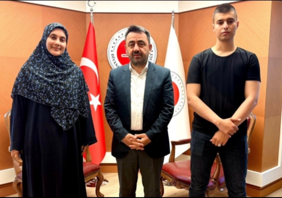 Umre �d�ll� Bilgi Yar��mas�nda Ba�ar�l� ��rencilere �d�l