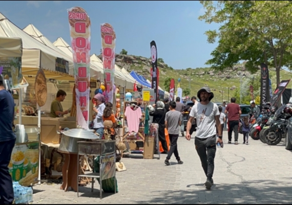 BA�KAN �LMEK: FEST�VALDE 100��N �ZER�NDE KARAVAN, 300��N �ZER�NDE DE �ADIR BULUNUYOR