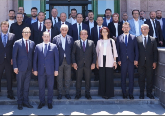 T�B�TAK B�L�M MERKEZLER� HEYET�NDEN BA�KAN B�Y�KKILIǒIN B�L�M VE TEKNOLOJ� V�ZYONUNA TAM NOT