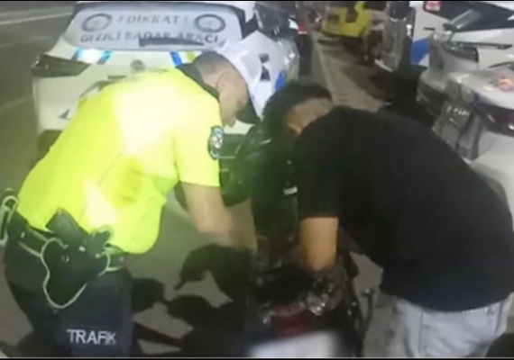 Sosyal medya u�runa trafi�i tehlikeye atan 2 motosikletliye 167 bin TL ceza