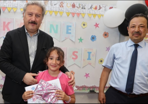 BA�KAN PALANCIO�LU, ��RENC�LER�N KARNE HEYECANINA ORTAK OLDU