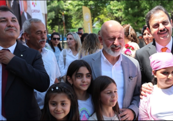 BA�KAN �OLAKBAYRAKDAR ��RENC�LER�N KARNE SEV�NC�NE ORTAK OLDU