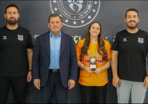 Milli y�z�c� Berilay Batur'dan Bulgaristan'da �� madalya