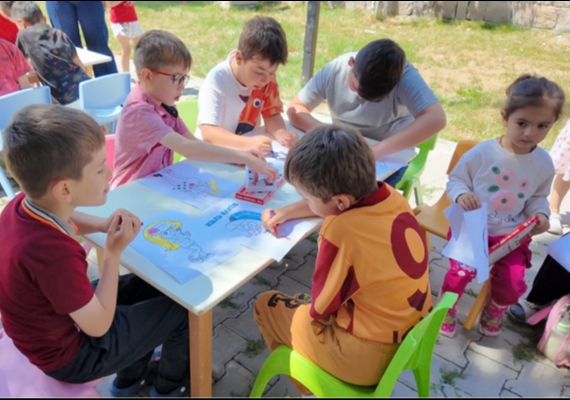 K�T�PHANE GEZ�YOR, �OCUKLAR HEM OKUYOR HEM E�LEN�YOR