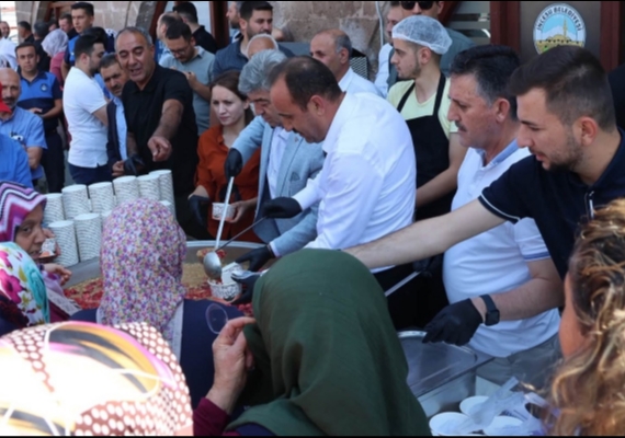 �ncesu'da vatanda�lara a�ure ikram edildi