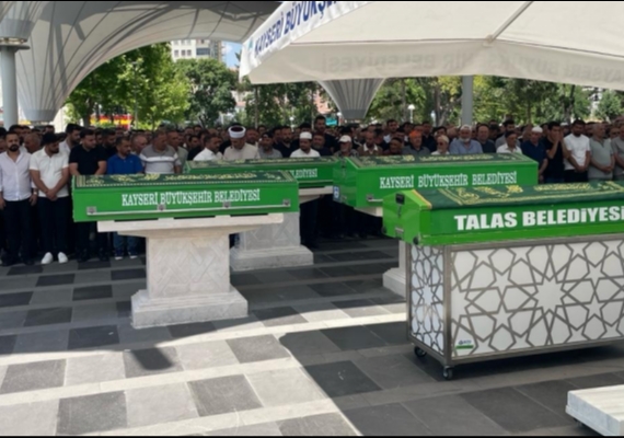 Aksaray'daki kazada ya�am�n� yitiren ayn� aileden 3 ki�i Kayseri'de topra�a verildi