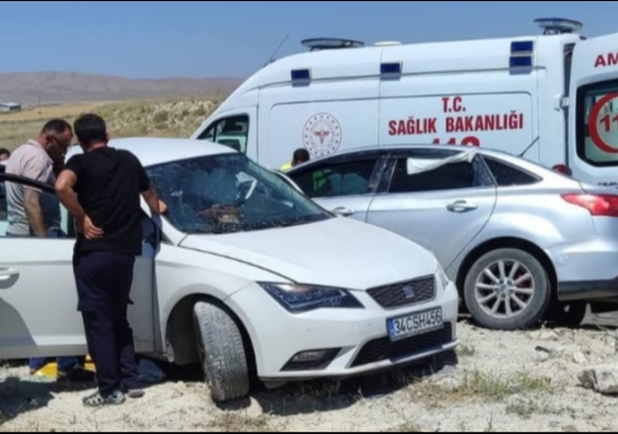 Kayseri�de iki otomobil �arp��t�: 2 �l�, 9 yaral�