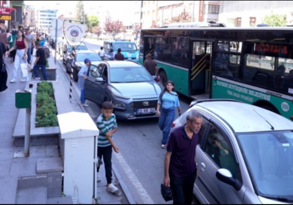 B�Y�K�EH�R ZABITA�DAN OTOB�S DURAKLARINDA DENET�M: �NCE CAN VE TRAF�K G�VENL���
