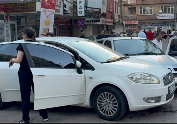 �ki otomobilin �arp��t��� kaza hasara neden oldu