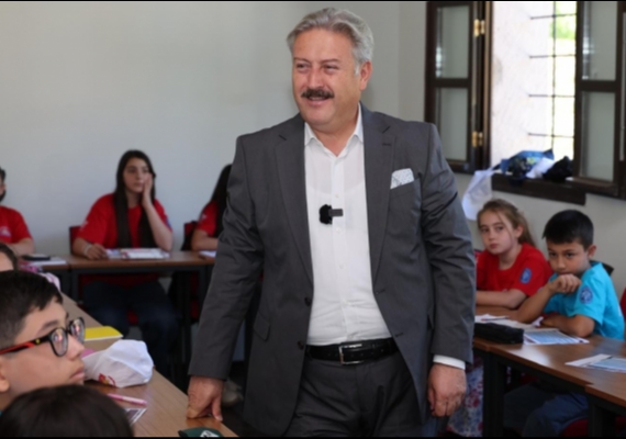 �OCUKLAR MEL�KGAZݒN�N �NG�L�ZCE KAMPINDA HEM ��REND� HEM E�LEND�