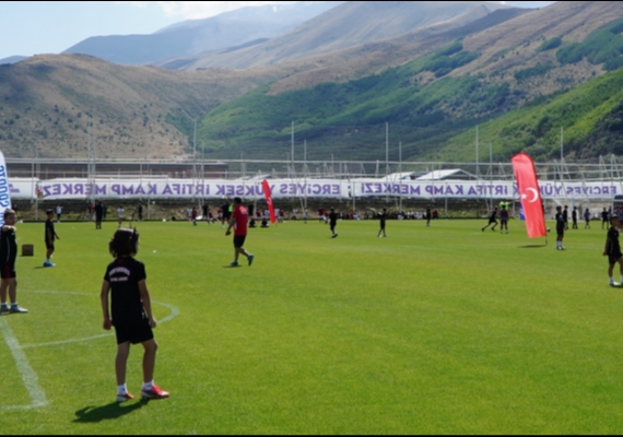 ERC�YES�TE GELECE��N FUTBOL YILDIZLARI SAHNE ALIYOR
