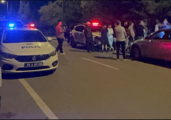 KAYSERݒDE BI�AKLI KAVGA: 3 YARALI