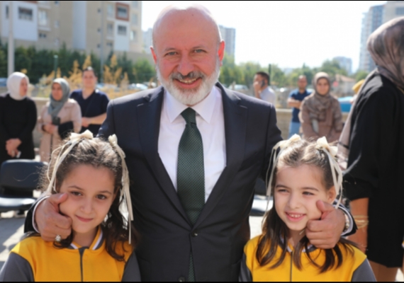 BA�KAN �OLAKBAYRAKDAR, �LK DERS Z�L�NDE �OCUKLARIN HEYECANINA ORTAK OLDU