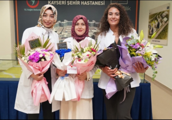 KAYSER� �EH�R HASTANES� AC�L TIP KL�N��ݒNDE 3 KADIN HEK�M UZMAN OLDU