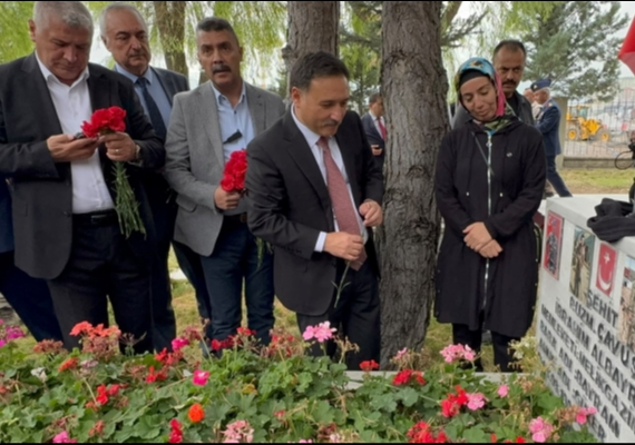 VAL� G�KMEN ���EK: B�Z�M GAZ�LER�M�Z HAYATTA YA�AYAN KAHRAMANLAR