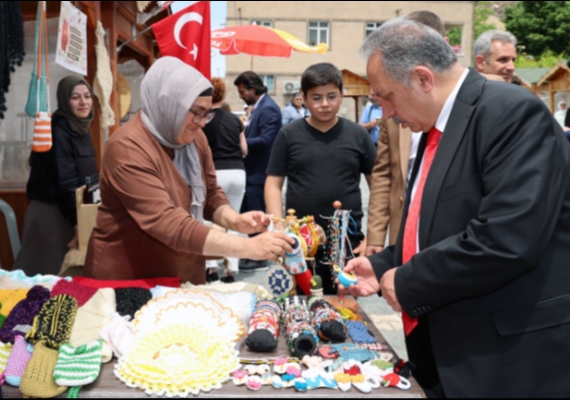 BU PAZAR MAHARETL� ELLER VAR