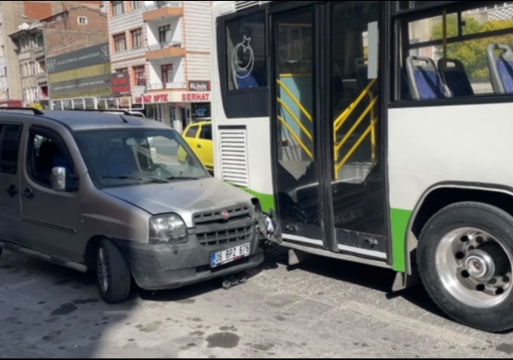 Akrabas�n� b��aklay�p ka�arken hafif ticari arac�yla halk otob�s�ne �arpt�