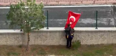 KAYSERİ’DE İLKOKUL ÖĞRENCİSİNDEN TÜRK BAYRAĞINA DUYARLI DAVRANIŞ